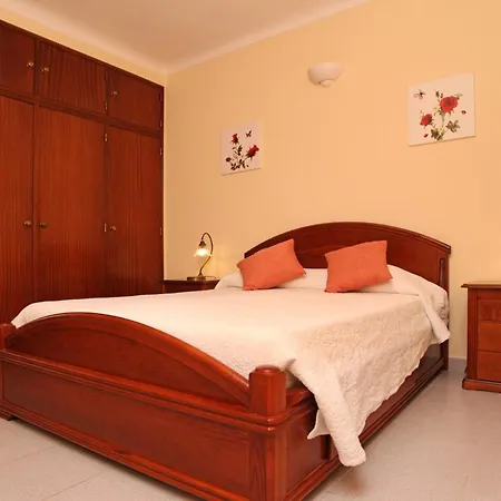 Naomi - Large Garden And Terrace Holiday home *