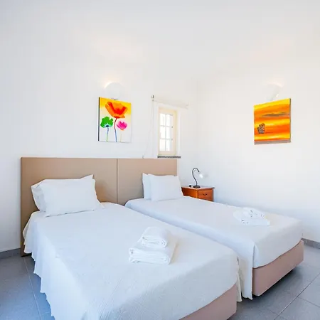 Naomi - Large Garden And Terrace Villa *
