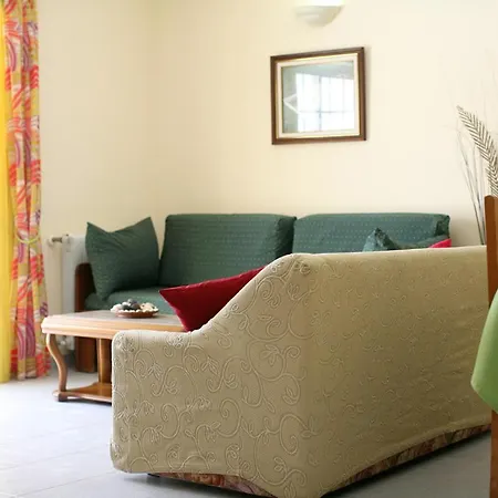 Naomi - Large Garden And Terrace Holiday home