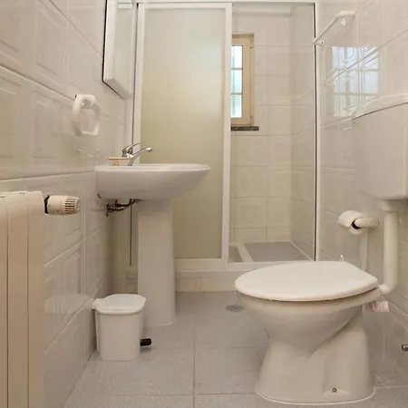 Naomi - Large Garden And Terrace Holiday home *